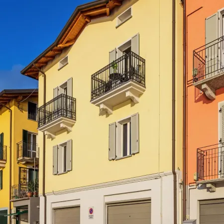 2-Bed Apt with Stunning Lake Como Views & Terrace