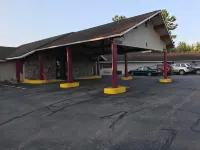 Cadillac Inn - parking
