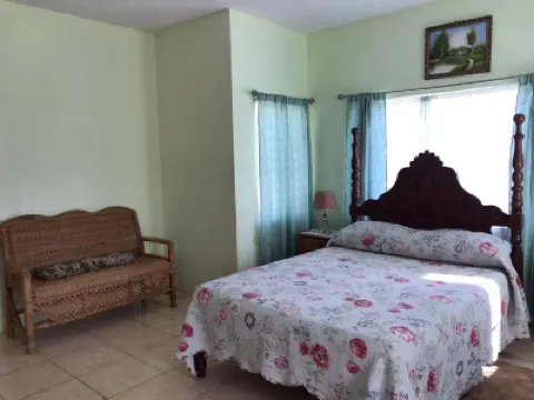 Beautiful 2-Bed Apartment in Sunny Jamaica Hotels in 
