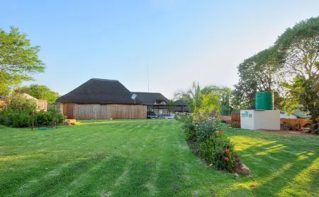 All over Africa Guest House Отели в г. Кемптон Парк