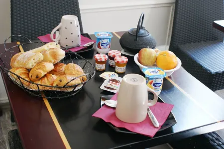 Hôtel le Home Saint Louis Отели рядом с достопримечательностью «Public library of Versailles»