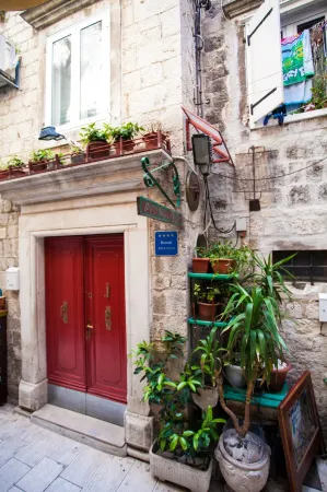 Apartment & Room Ursa Отели в г. Трогир