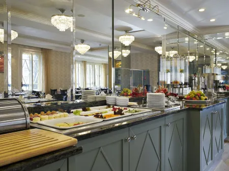 EA Hotel Elefant Отели рядом с достопримечательностью «Гейзерная колоннада»