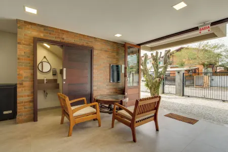 Residencial Casa Flora Отели рядом с достопримечательностью «Lagoa Beach»