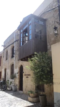 Domus Studios Отели рядом с достопримечательностью «Anthony Quinn Bay»