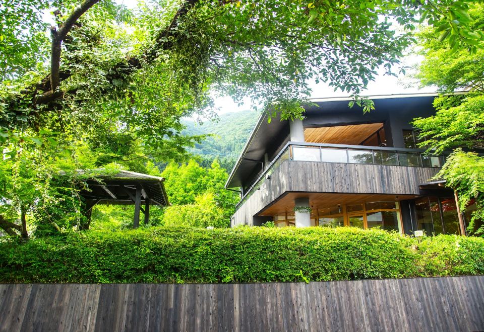 유후인 료칸 여명의 고즈넉한 정원 풍경