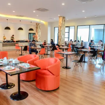 Orchid Riverview Hotel Отели рядом с достопримечательностью «Парк «Си-Тапи»»