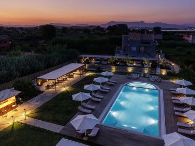 V Luxury Suites