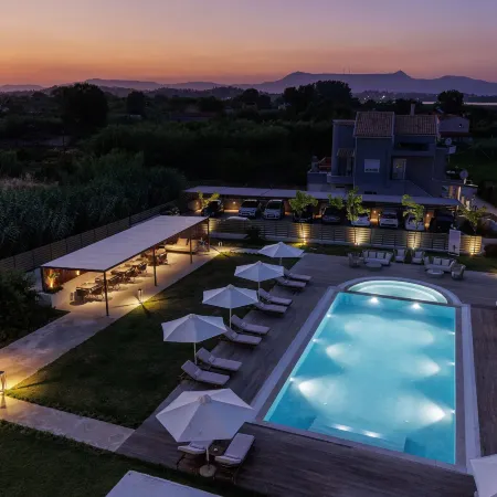 V Luxury Suites