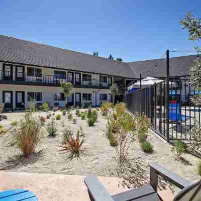 Sideways Inn Hotel Exterior