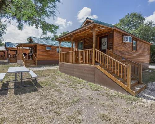 艾爾斯隱逸小屋和房車出租有限責任公司酒店 班德拉縣酒店