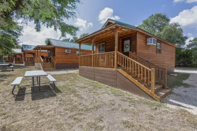 Al's Hideaway Cabin and RV Space, LLC Hôtels à : Bandera