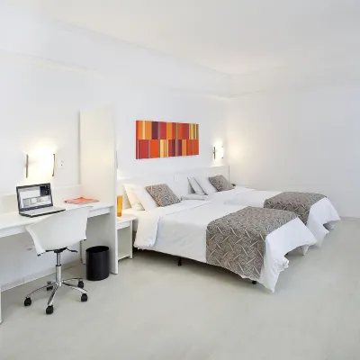Boulevard Plaza Hotels near Belvedere