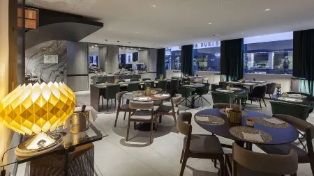 Porto Royal Bridges Hotel Отели рядом с достопримечательностью «Университет Порту»