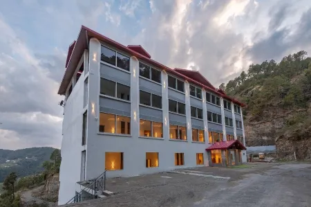 The Chail Resort Отели рядом с достопримечательностью «Sidh Baba Ka Mandir»
