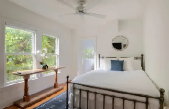 Charming Retreat with Private Balcony and Garden Oasis - Gorgeous Escape