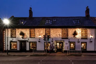 The Feathers Holt Hotel in zona Cley Marshes Nature Reserve and Beach