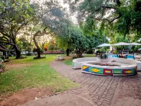 鞋帶背包客 Lion Encounter Zimbabwe附近的飯店