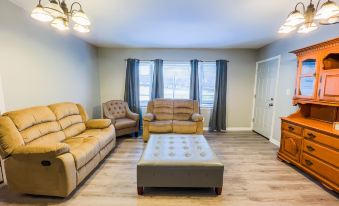 The Stone Castle - with Private Yard & Parking, Near Falls & Casino by Niagara Hospitality