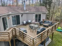 Perfect Summer Getaway - Hot Tub, Pool, Kayaks, A/C in Big Bass Lake Resort!