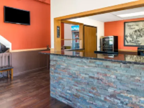 Super 8 by Wyndham Lincoln West Hotels in Lincoln