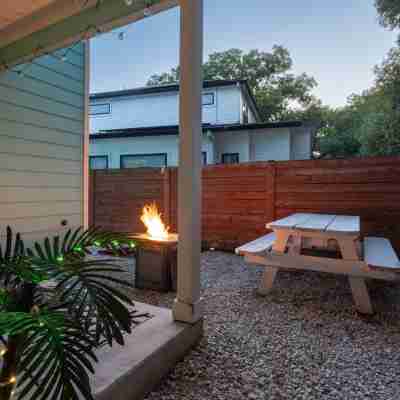 Upstay - East Austin Home w Yard Games Fire Pit Others