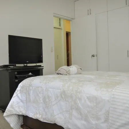 Miraflores Nest Tripoli, King Bed, AC , 1000 Mb, Near Malecón & Love Park