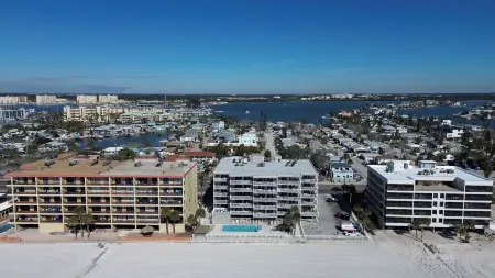 Sweeping views from this 3 bed/2bath condo