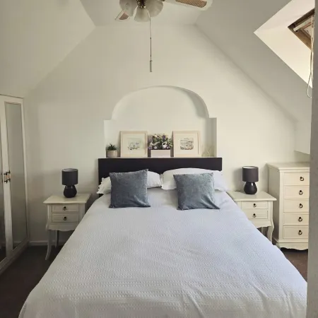 Beautiful apartment with private pool near Tenby (Free Wifi)