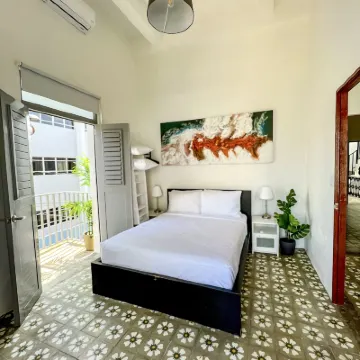 Nando's Place Hotels near Isla de Cabras Park