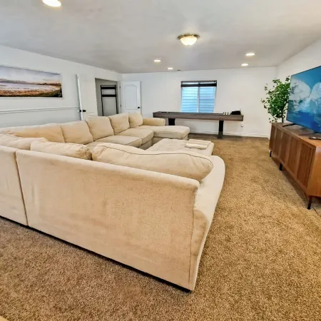 Hot tub & Arcade Full Lower Level Apartment