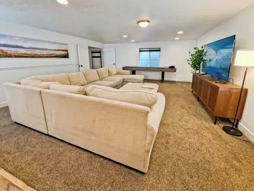 Hot tub & Arcade Full Lower Level Apartment
