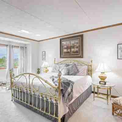 5 Star 3 bd 3ba Serenity Views w Pool Fireplace Rooms