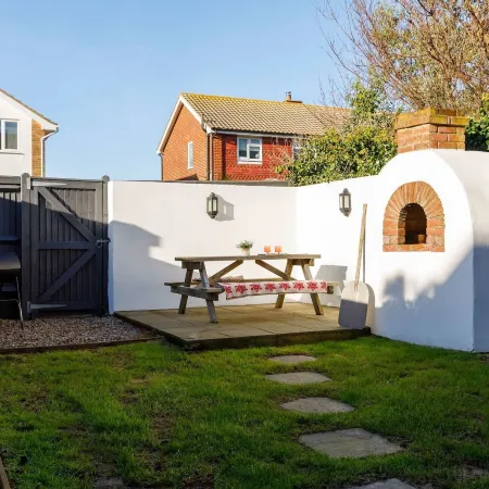 Beautifully Refurbished 4-Bed Beachside Retreat