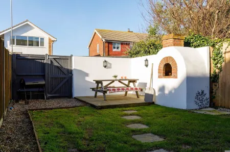 Beautifully Refurbished 4-Bed Beachside Retreat