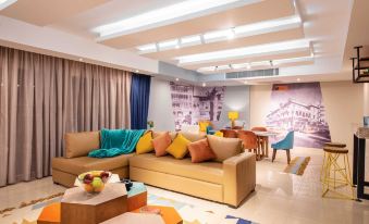 Waterfront Designer 2Br - 5 Min to Airport