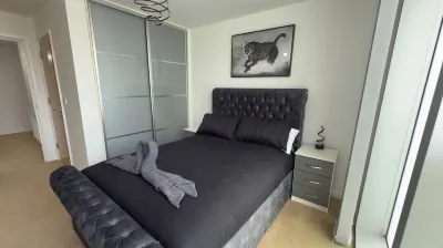 Central M K 2-Bedroom Apartment Sleeps 4 Parking فنادق في Furzton