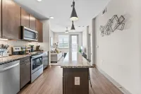 Trendy 1Br King Suite Close to Downtown w Fast Wifi - parking