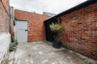 The Emerald - Central Henley 2 Bedroom House - from 145 Per Night Hotels in Bix and Assendon