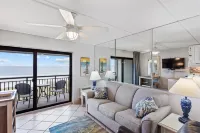 Ocean View and Comfortable Living Space - Beachy Retreat Hotels in Crescent Beach