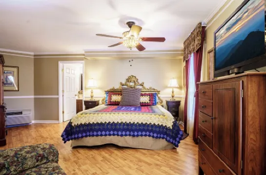 Spacious 3BD, 3BA Condo with En Suite Bathrooms, 10 min Walk to Anakeesta