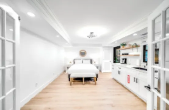 Heated Pool! Massive Gem+Close To Beach & Shops!