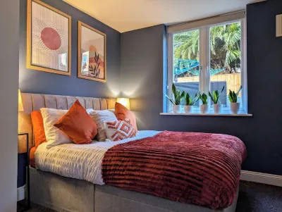 Seaside Escape - Free Parking! 4 Minutes to the Beach! Pet Friendly!