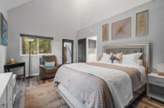 Charming Cambria Retreat w HotTub, Sleeps 8, FirePit, 5 min to Coast/Main St