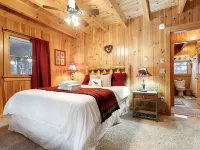 Lake Escape; Sleeps12, Hottub, Gameroom & Utv, Direct Snowmobile レーンジリーのホテル