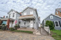 Historic Ludlow Apt B Hotels in 