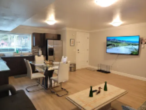 Oscar Inn & 2Bd Suite up to 6 People Private Hotels in Abbotsford