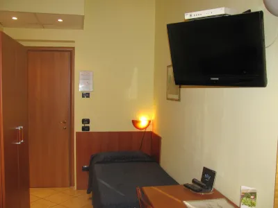 Albergo Hotel Giardino Hotel dekat PalaBancoDesio