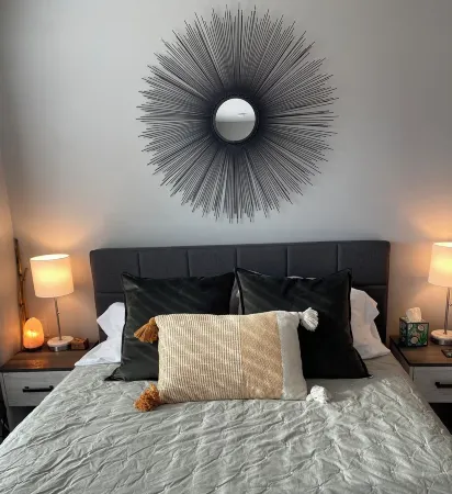 Spectacular skyline, river views from lovely yard. Bright and beautiful space.