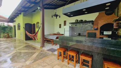 Casa Elegante Piscina Area Gourmet Hôtels à : Itanhaém